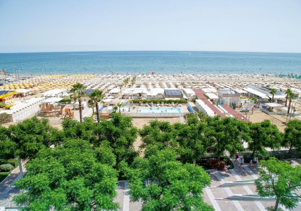 Hotel Mon Cheri Riccione Bagian luar foto
