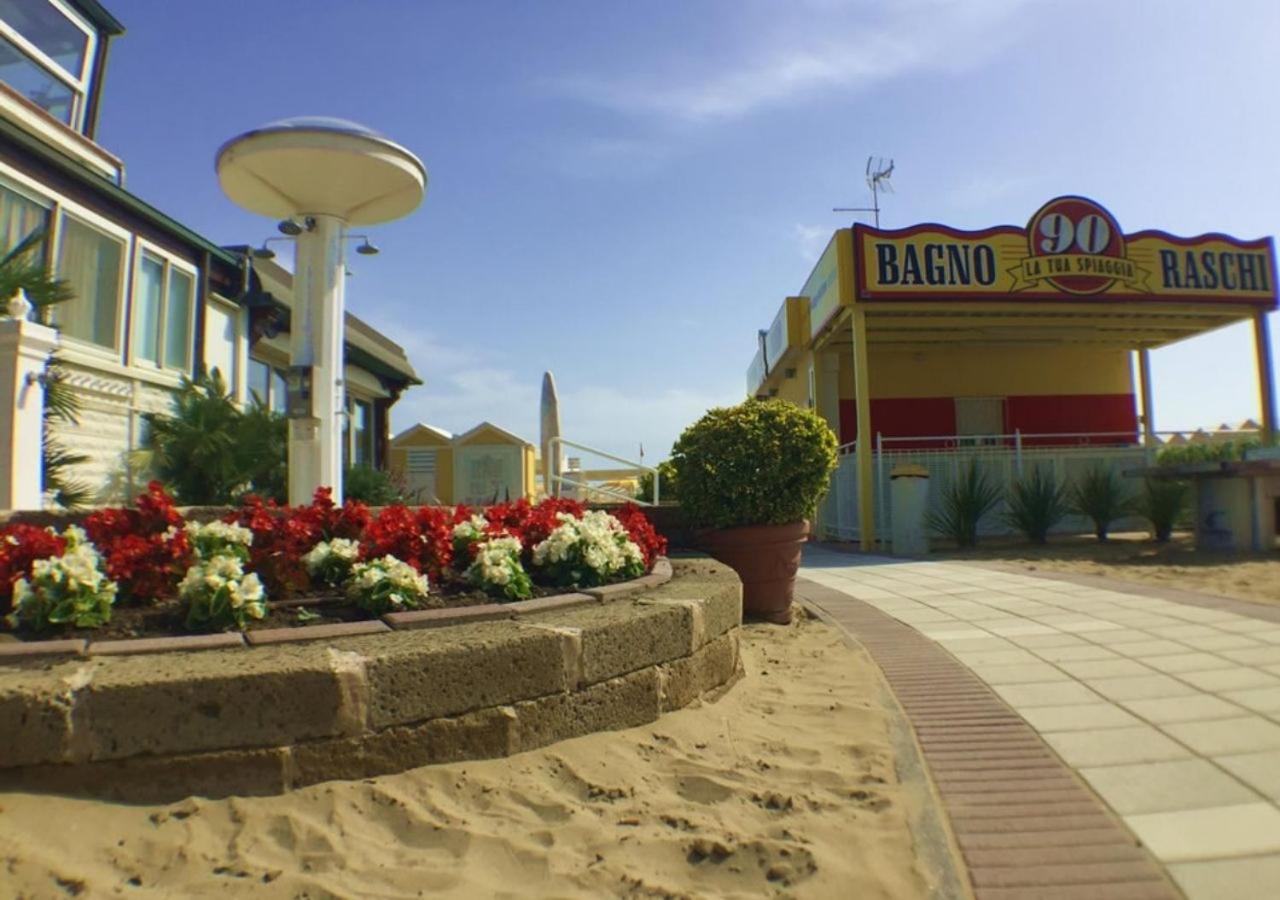 Hotel Mon Cheri Riccione Bagian luar foto