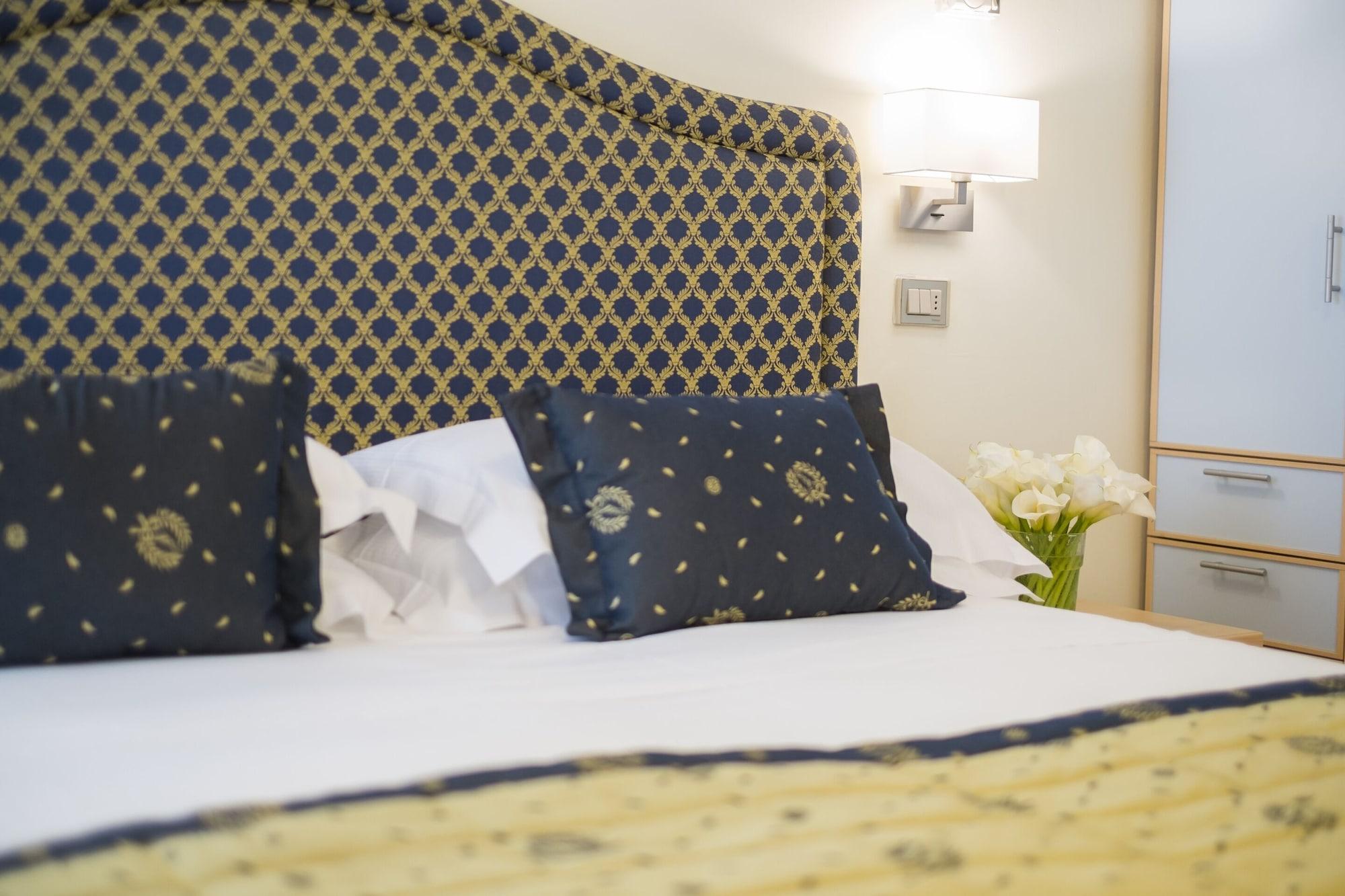Hotel Mon Cheri Riccione Bagian luar foto
