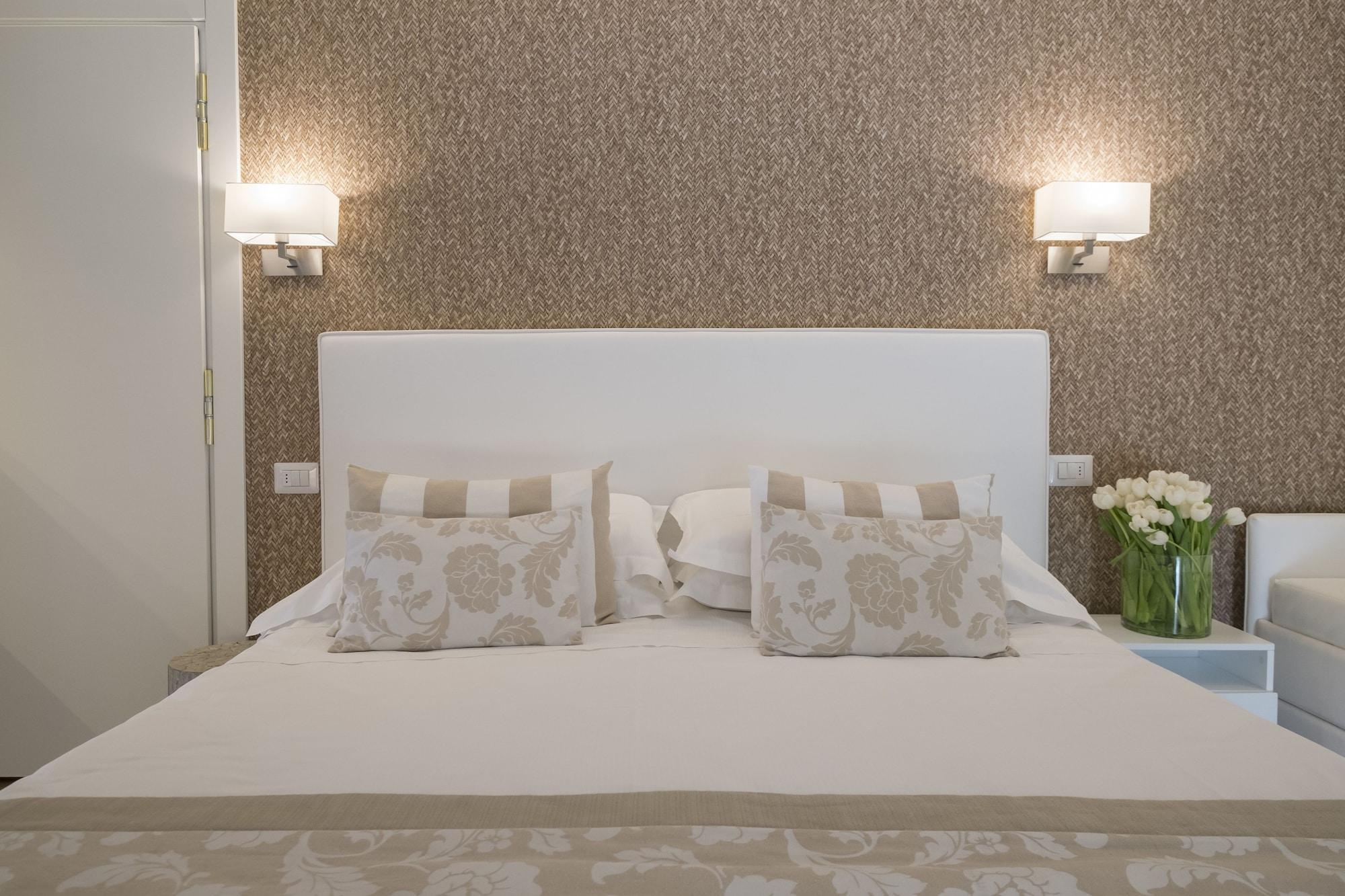 Hotel Mon Cheri Riccione Bagian luar foto