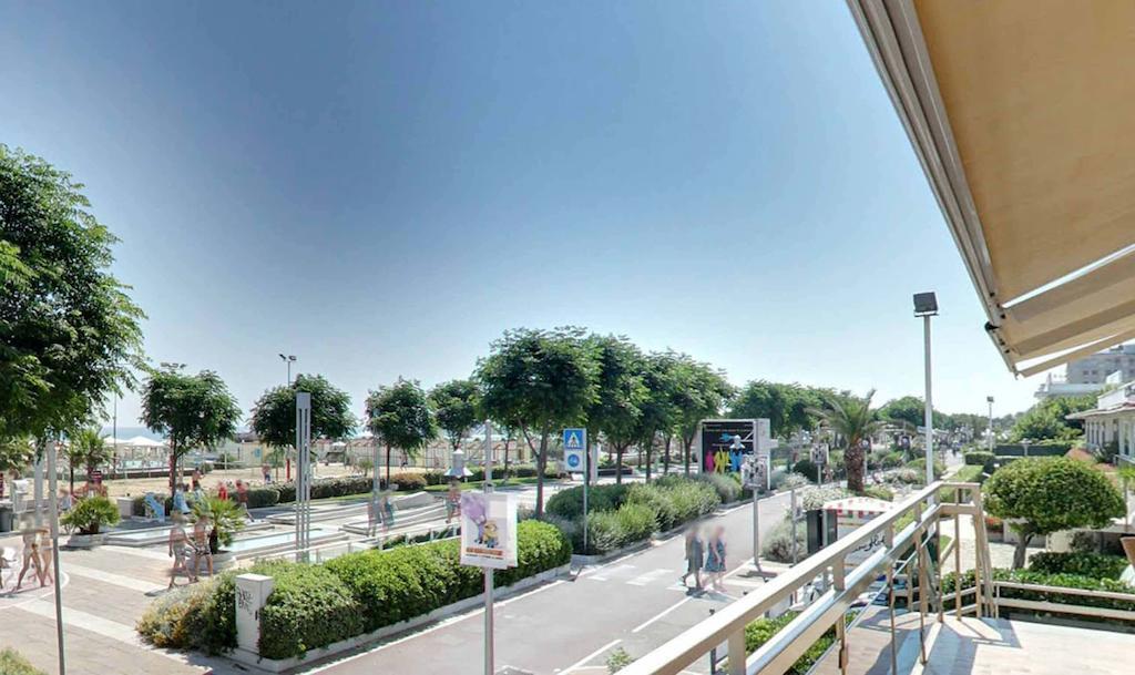 Hotel Mon Cheri Riccione Bagian luar foto