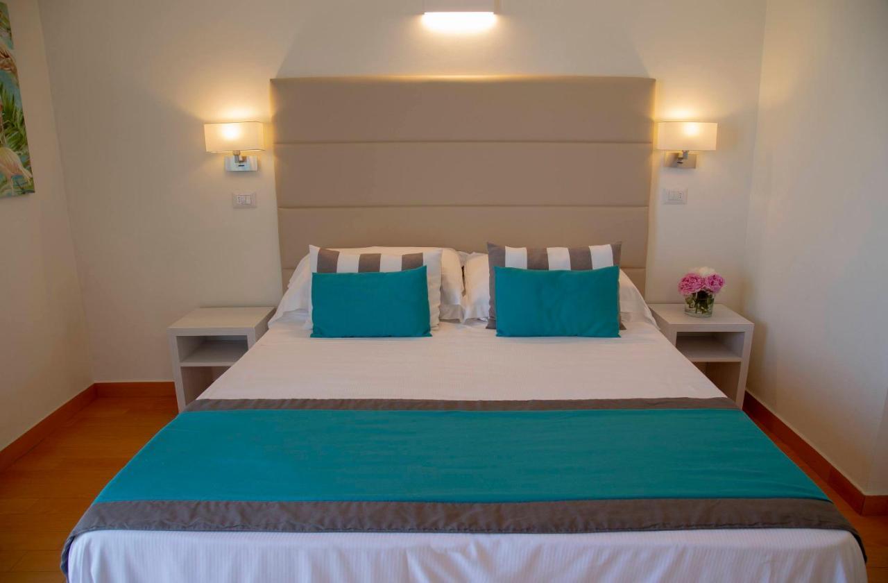 Hotel Mon Cheri Riccione Bagian luar foto