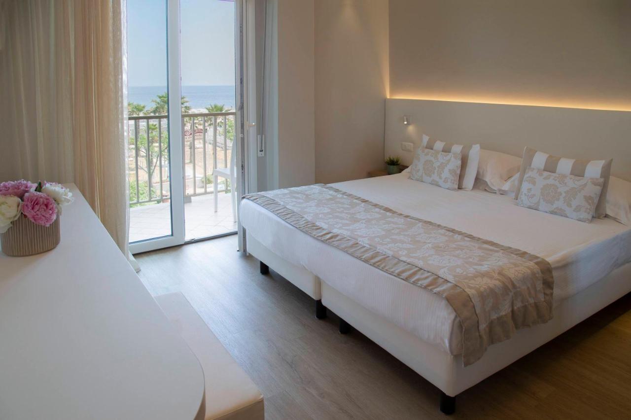 Hotel Mon Cheri Riccione Bagian luar foto