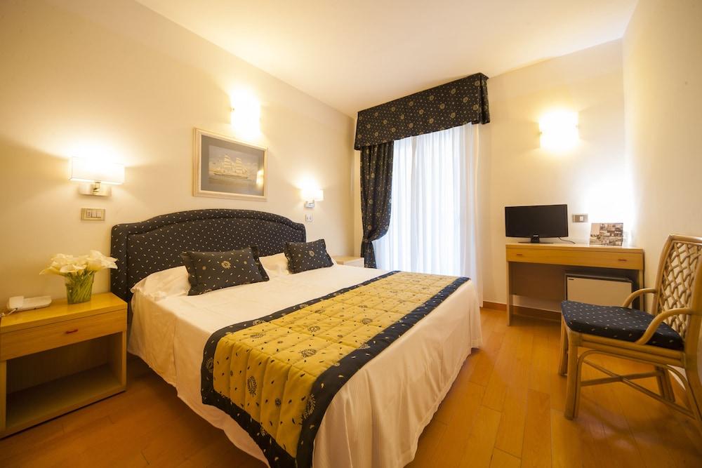 Hotel Mon Cheri Riccione Bagian luar foto