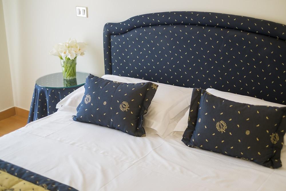 Hotel Mon Cheri Riccione Bagian luar foto