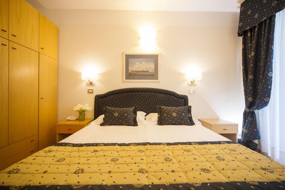 Hotel Mon Cheri Riccione Bagian luar foto