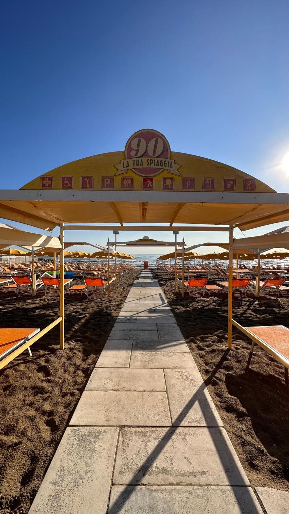Hotel Mon Cheri Riccione Bagian luar foto