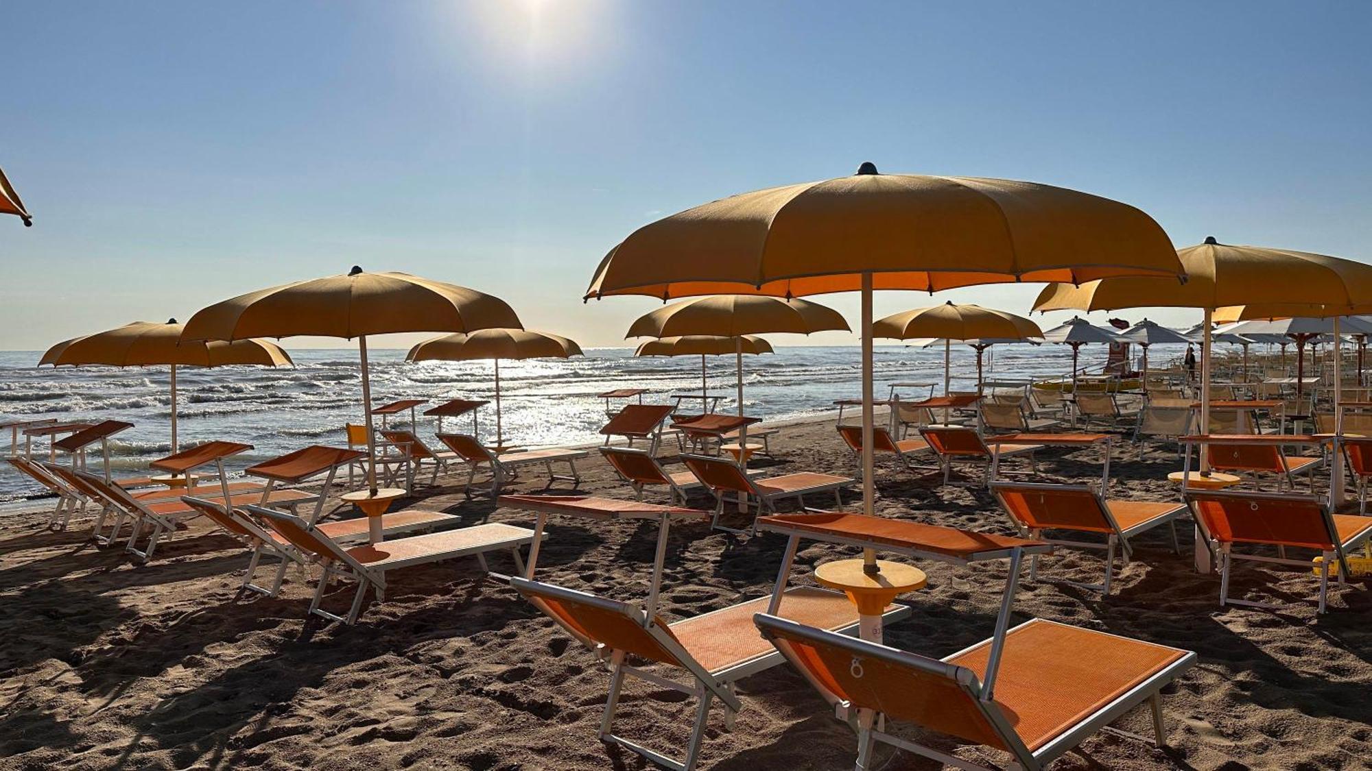 Hotel Mon Cheri Riccione Bagian luar foto