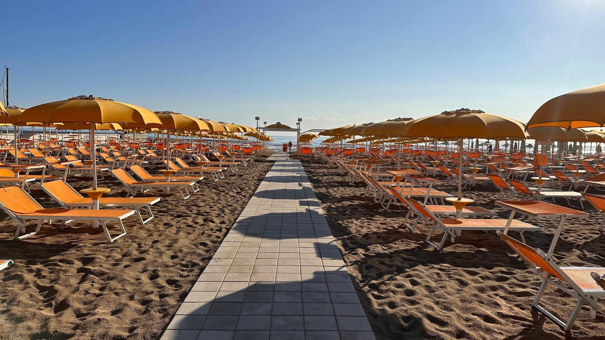 Hotel Mon Cheri Riccione Bagian luar foto