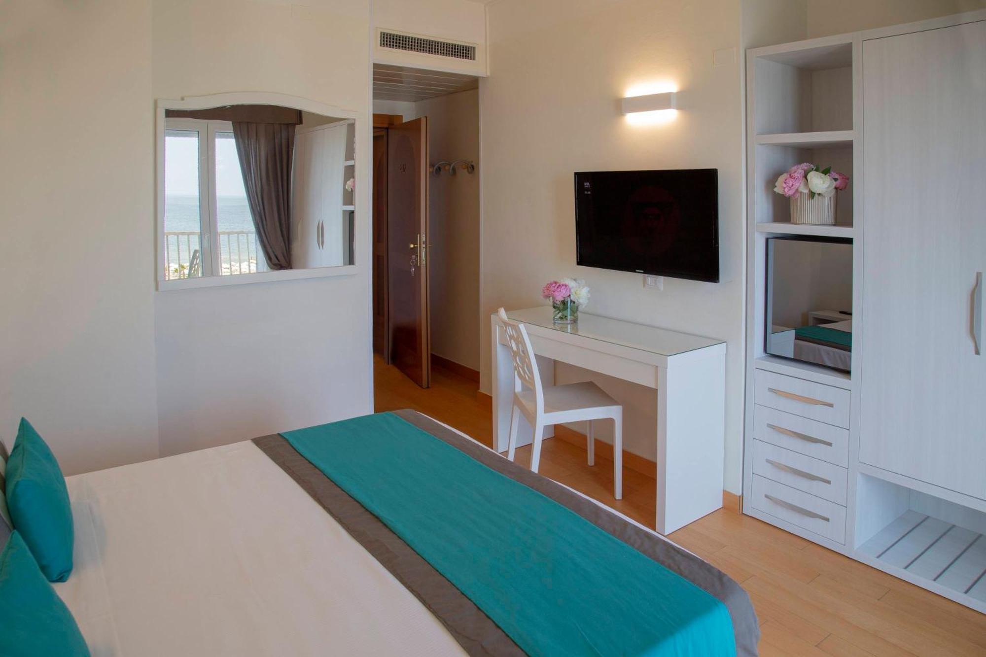 Hotel Mon Cheri Riccione Bagian luar foto