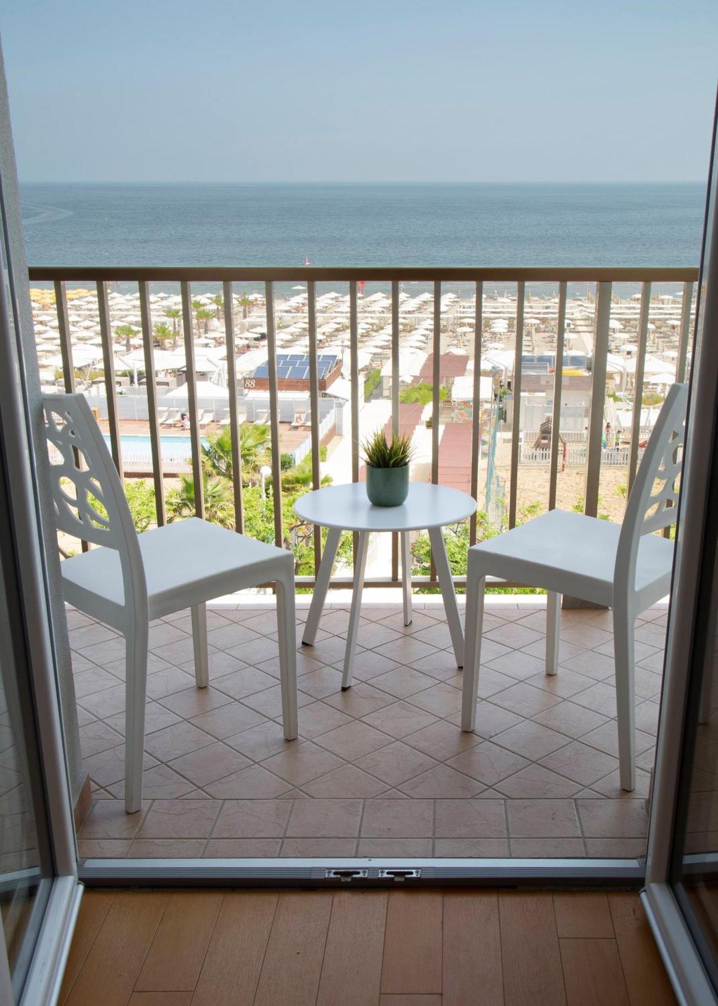 Hotel Mon Cheri Riccione Bagian luar foto