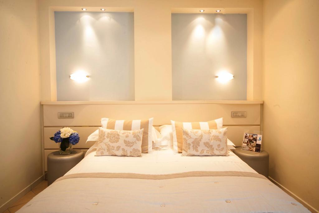 Hotel Mon Cheri Riccione Bagian luar foto