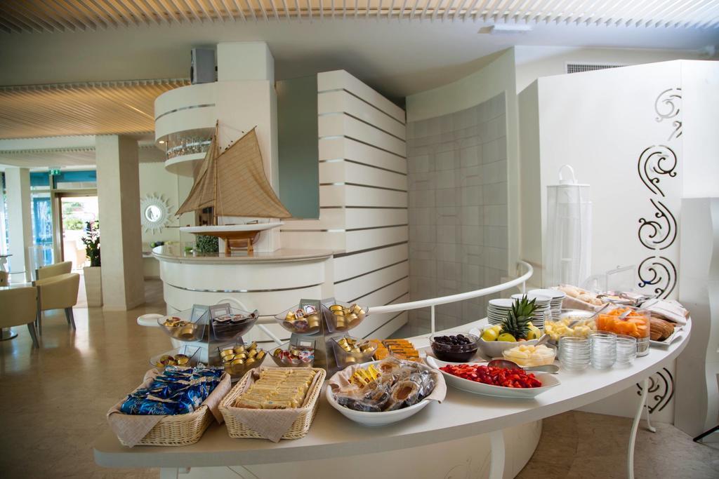 Hotel Mon Cheri Riccione Bagian luar foto