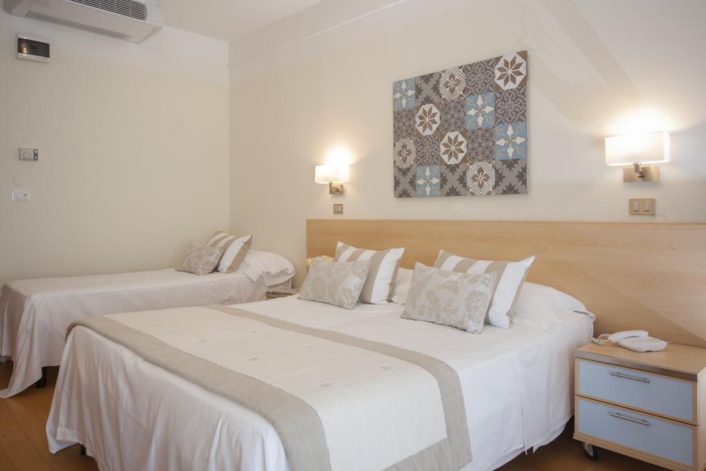 Hotel Mon Cheri Riccione Bagian luar foto