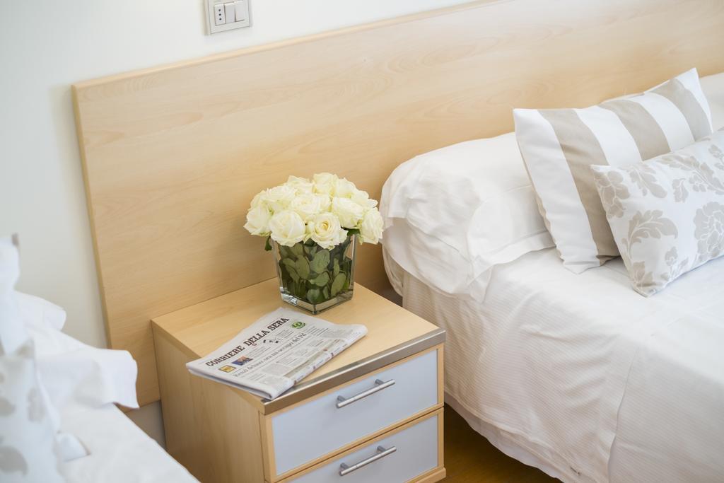 Hotel Mon Cheri Riccione Bagian luar foto