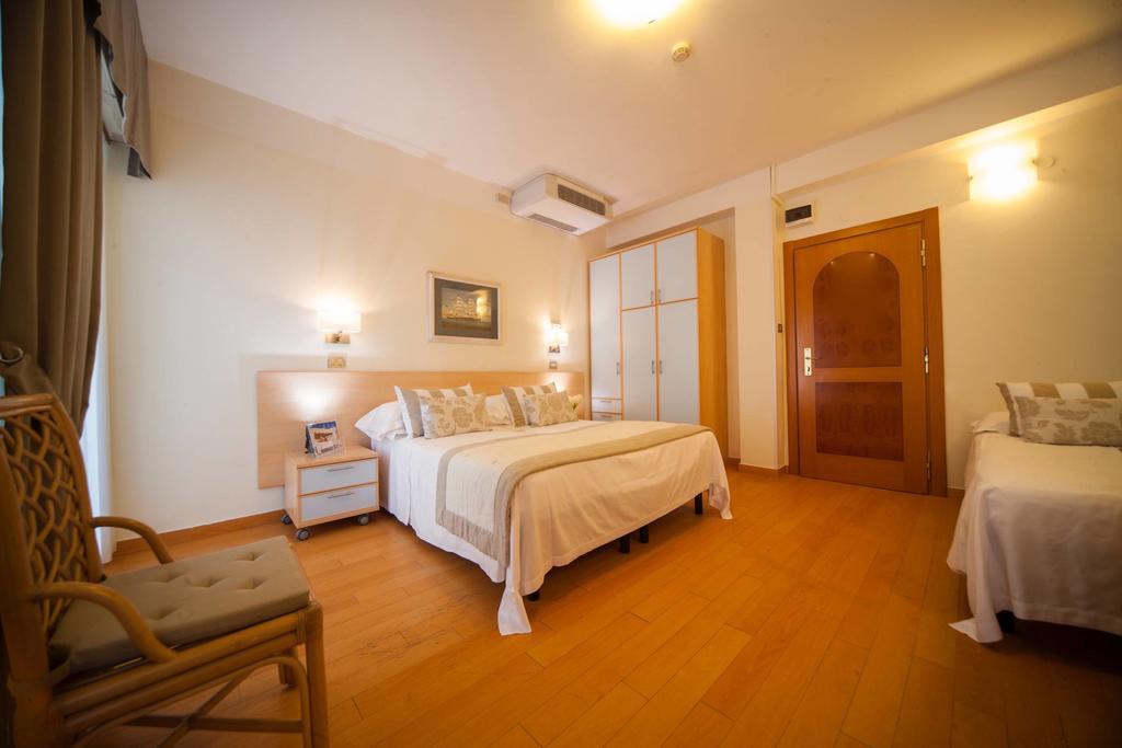 Hotel Mon Cheri Riccione Ruang foto