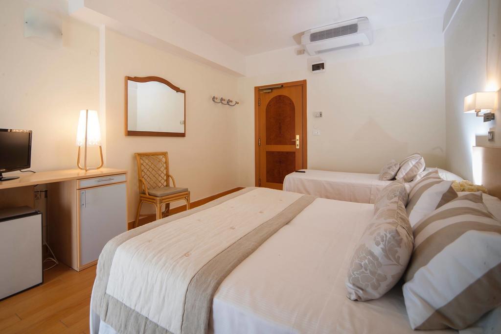 Hotel Mon Cheri Riccione Ruang foto