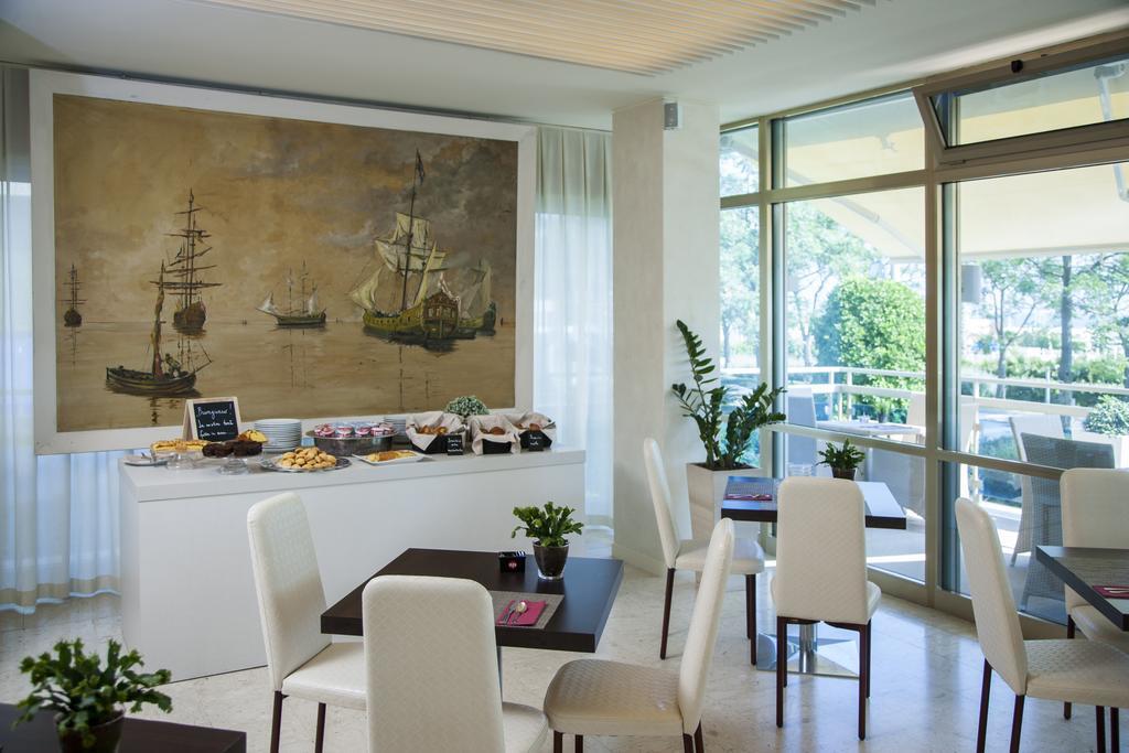 Hotel Mon Cheri Riccione Bagian luar foto