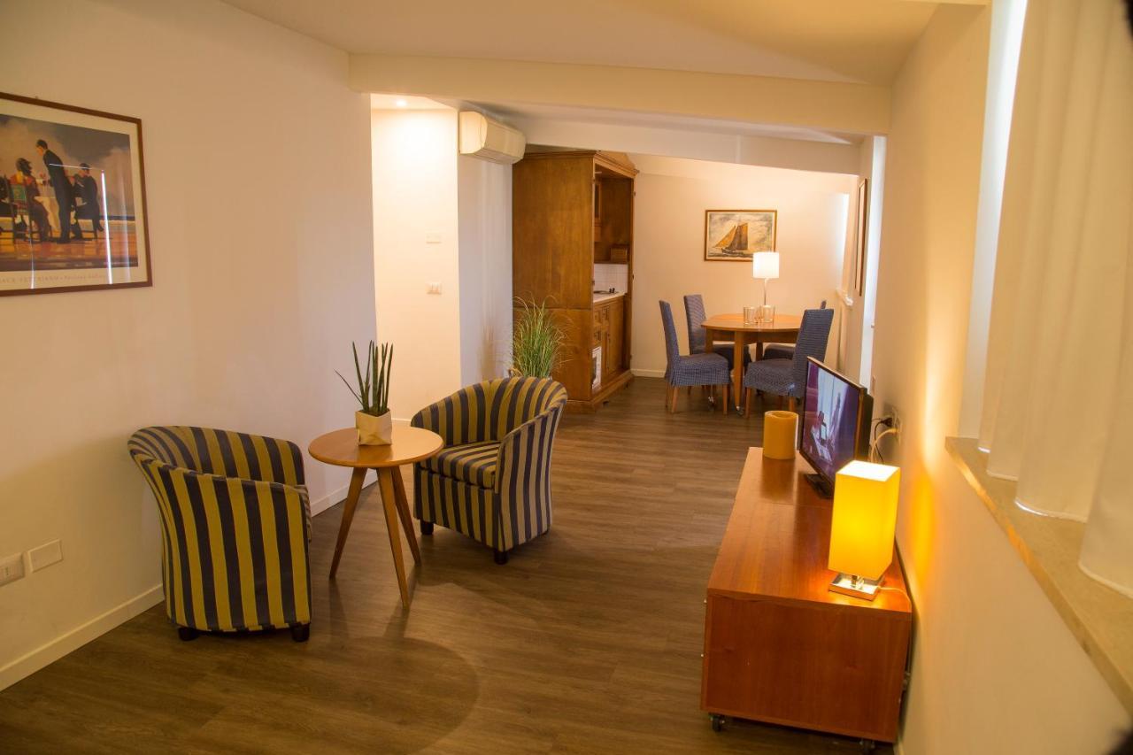 Hotel Mon Cheri Riccione Bagian luar foto