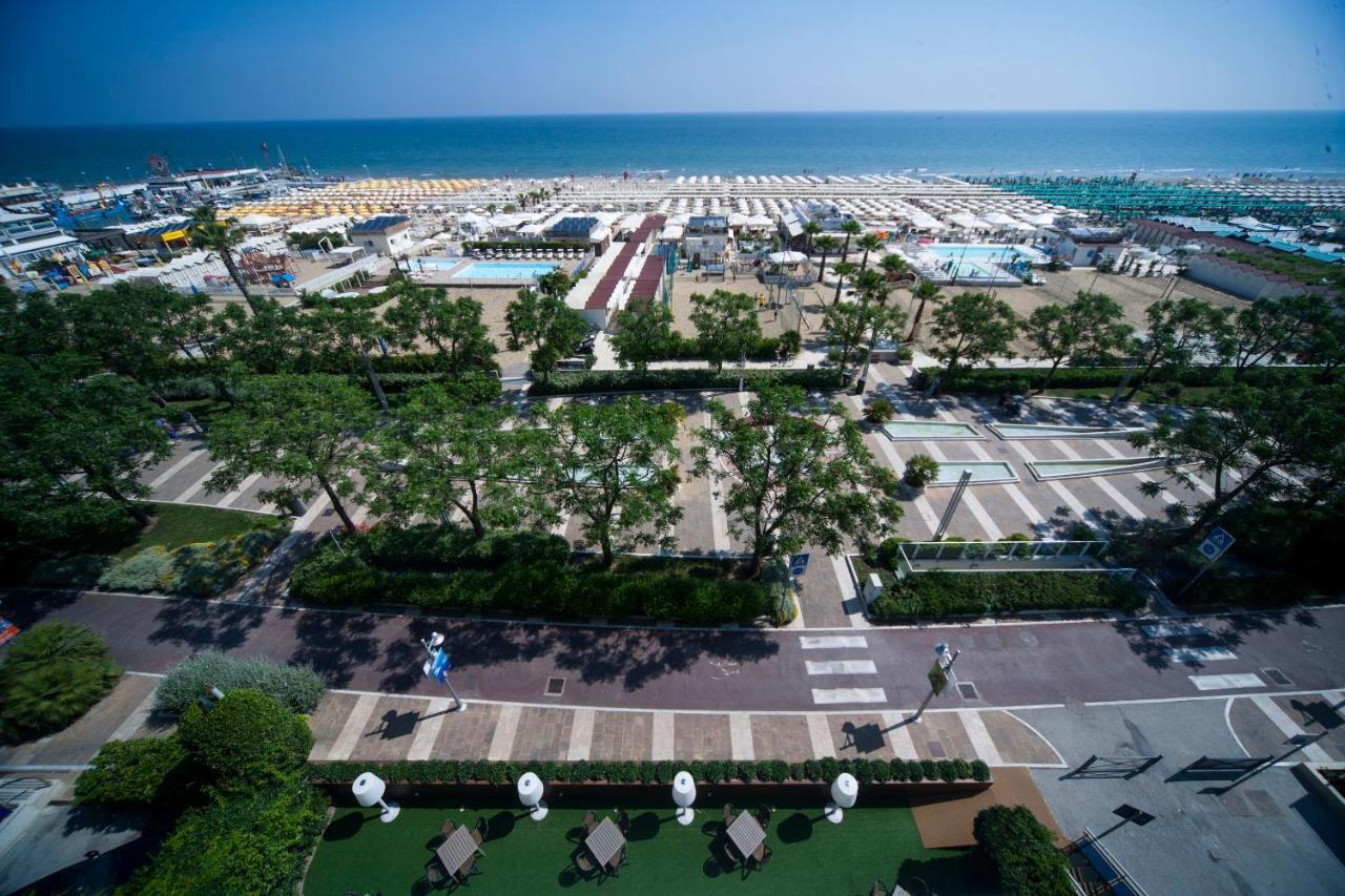 Hotel Mon Cheri Riccione Bagian luar foto
